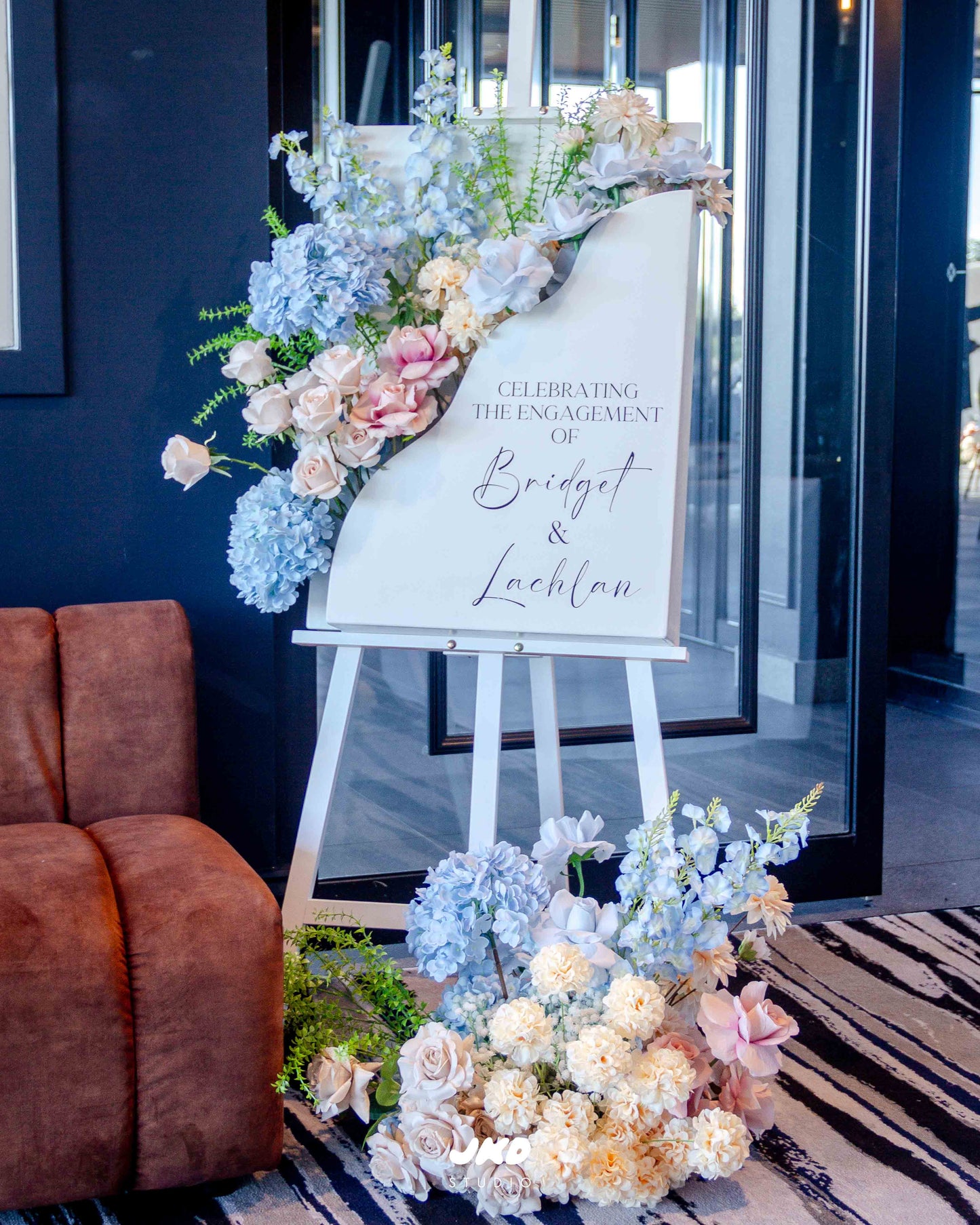 Wave Easel Flower Box